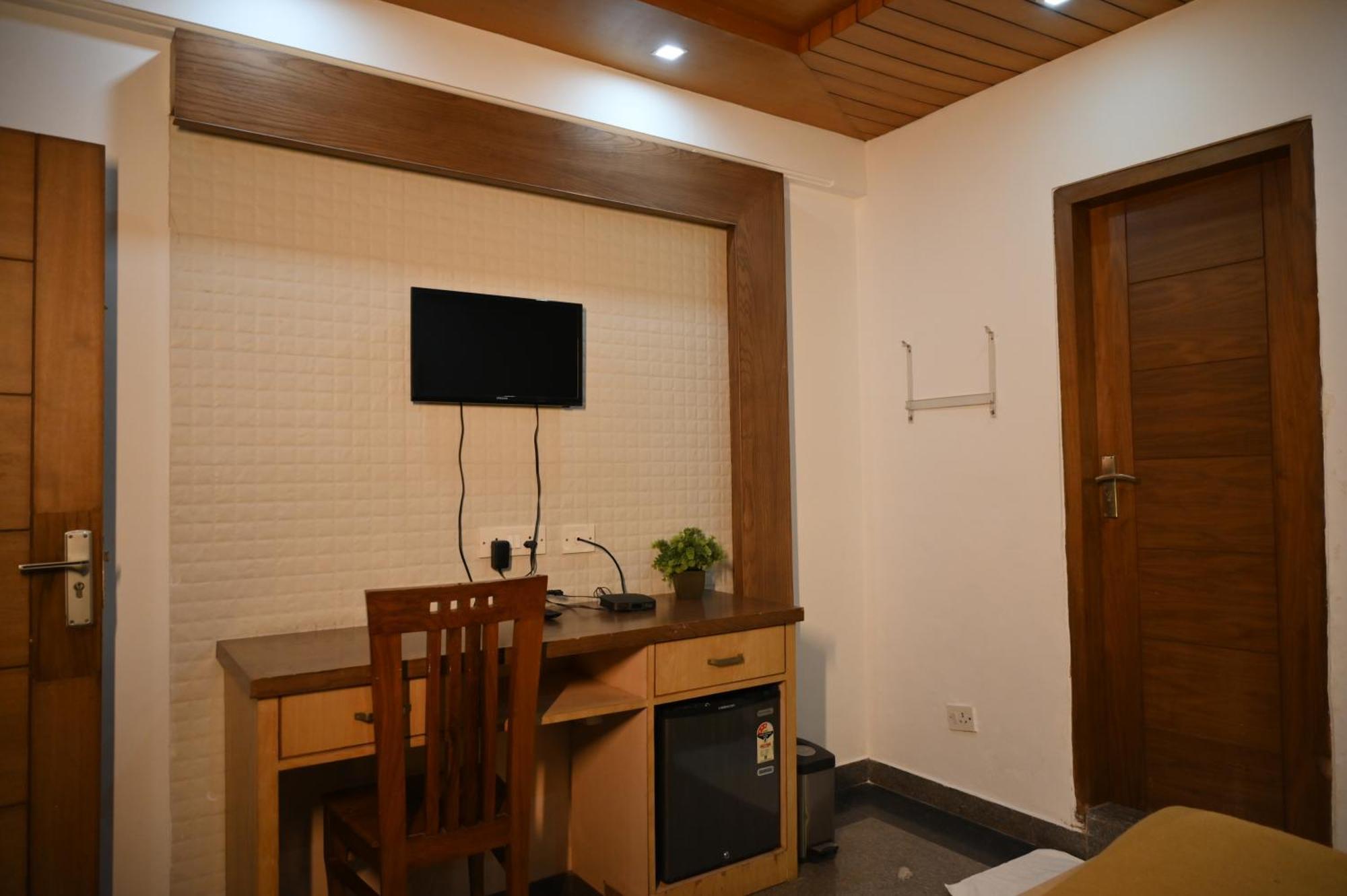 Hotel Dh Дармсала Экстерьер фото