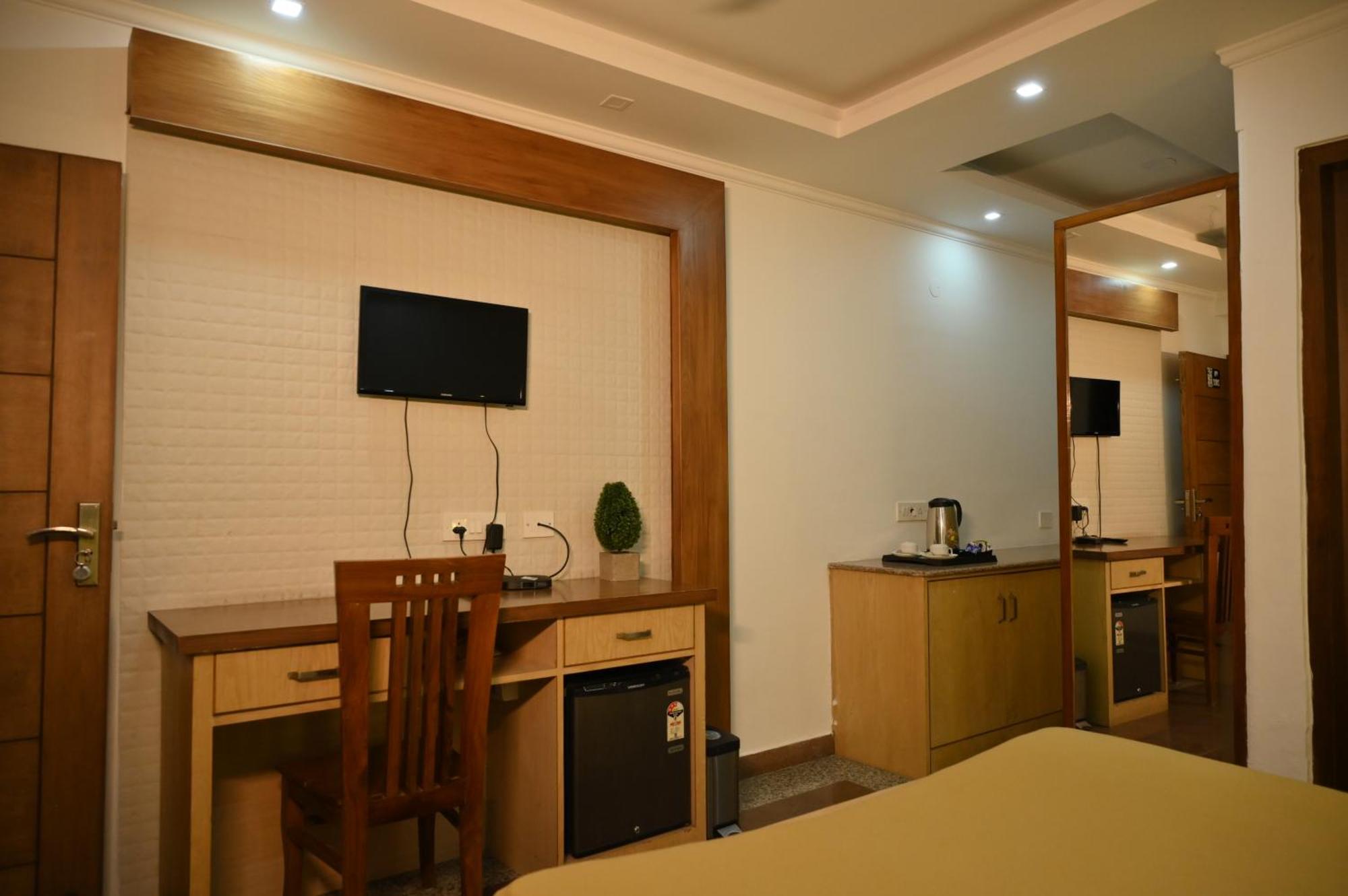 Hotel Dh Дармсала Экстерьер фото