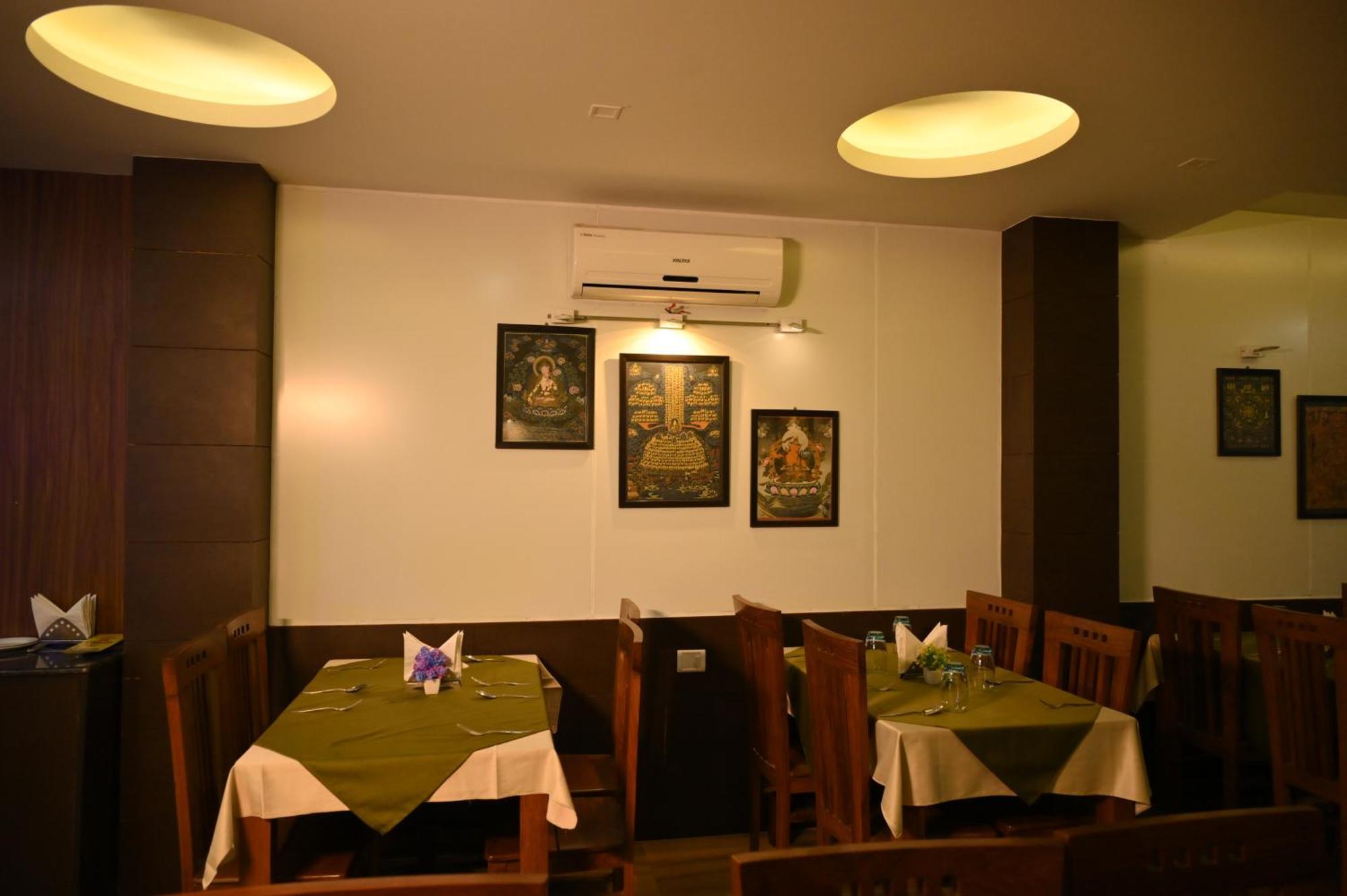 Hotel Dh Дармсала Экстерьер фото