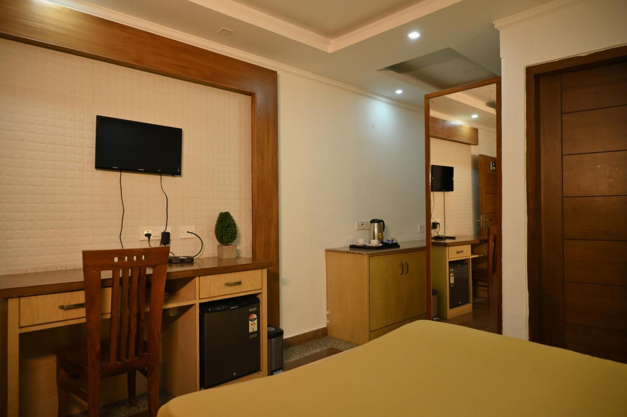 Hotel Dh Дармсала Экстерьер фото